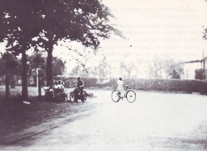 RE-1-Seite23-Dorfplatz unter den Kastanien.