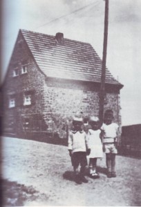 RE-1-Seite29-Haus Athanasius Winkhold-noch ohne Windschutzhecke-um1935